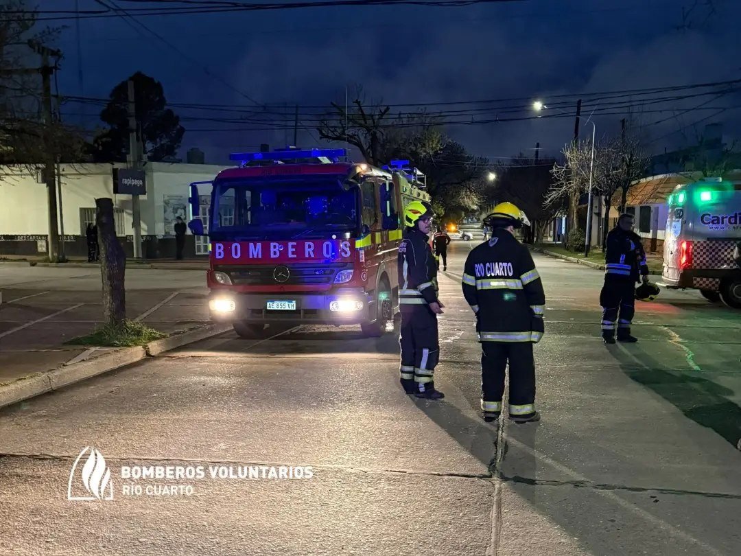 Accidente en Río Cuarto: auto choca contra árbol y vuelca sin heridos graves